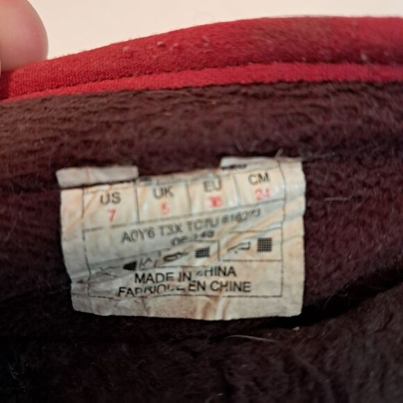 The North Face Flats Women's 7 Theromoball Traction Burgundy Quilted Waterproof - Picture 5 of 6